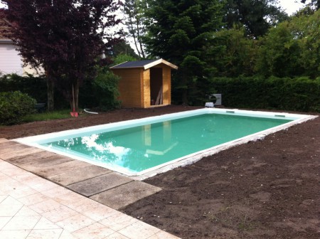 piscine en eau et chauffée reste à poser margelle etc..